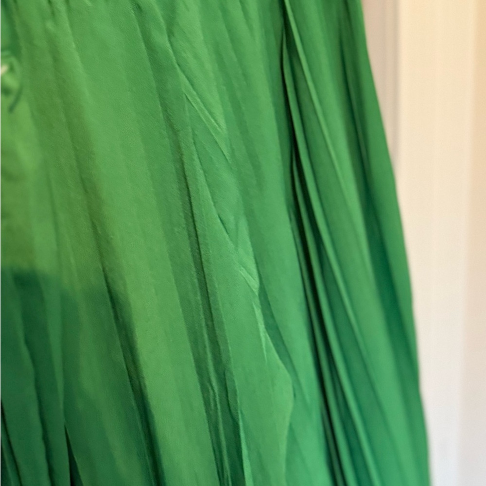 Elegant Green Pleated Wide legs- Never Worn - Picture 6 of 9